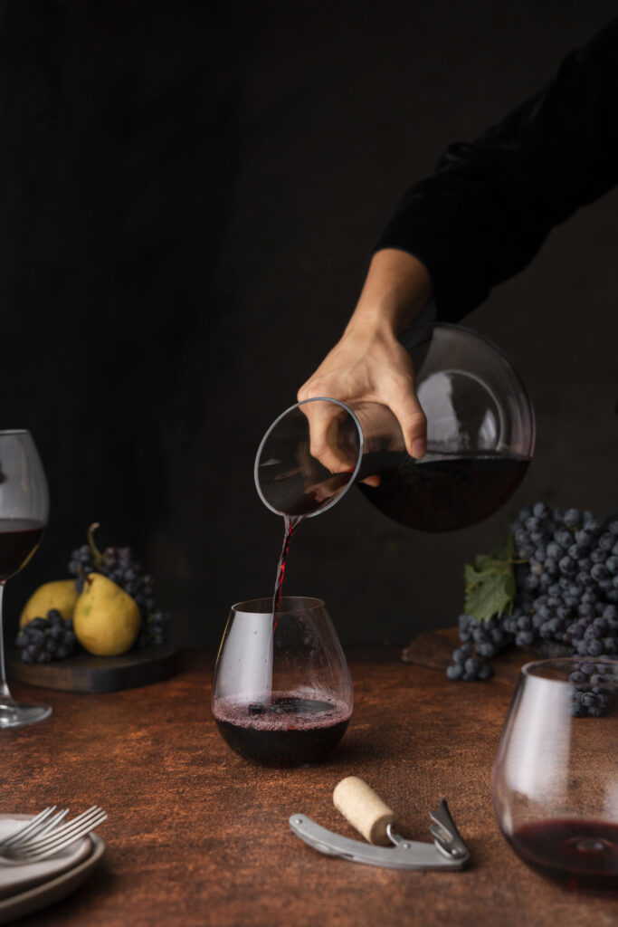 seitenansicht hand giesst wein